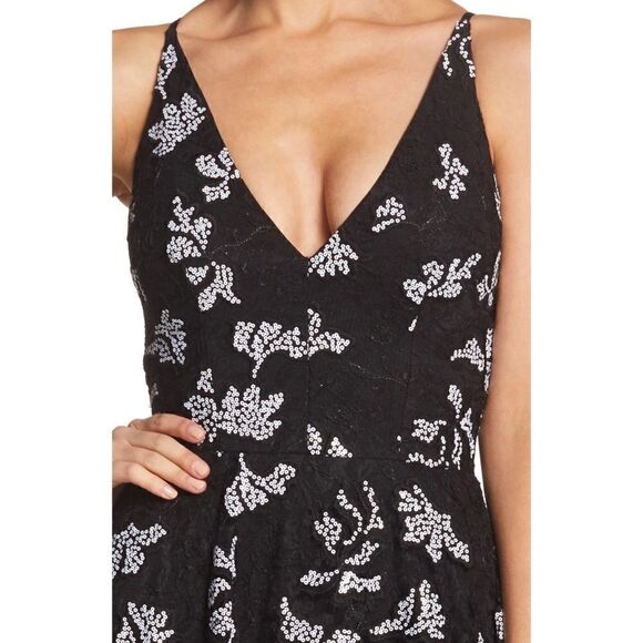 Dress the Population Audrey Plunge Neck Lace Overlay Midi Dress, Size Medium - Picture 4 of 16